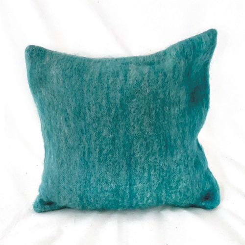 Sierkussen-Pinelake-Lodge-mohair-look-wit-aqua-Colmore-by-Diga2