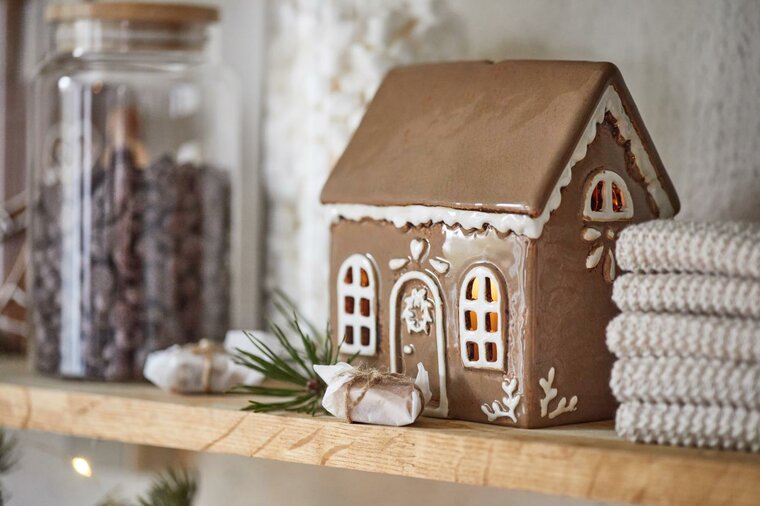 House_Tealight_Holder_Gingerbread_With_Wreath_IB_laursen