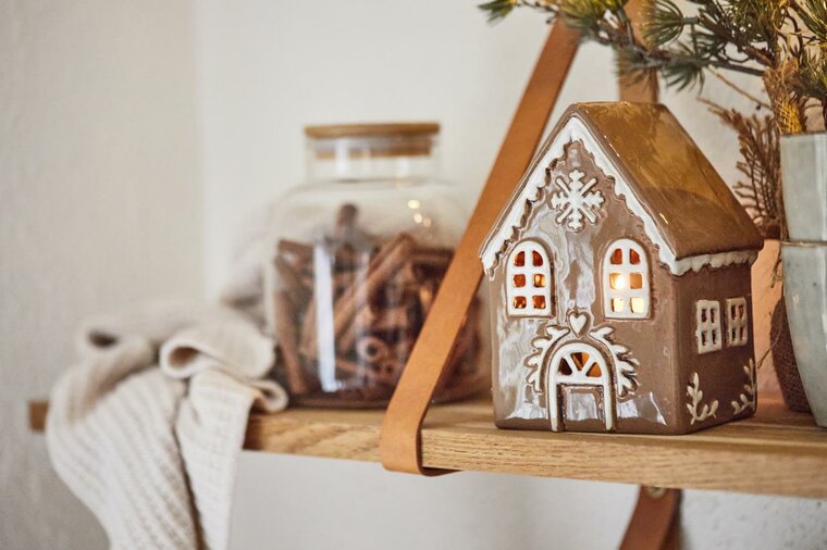 House_Tealight_Holder_Gingerbread_With_Snowflake_IB_laursen